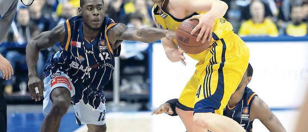 Außer Reichweite. Bremerhavens Torrell Martin (l.) greift nach dem Ball, den ihm der Berliner Lucca Staiger vorenthält. Foto: Engler