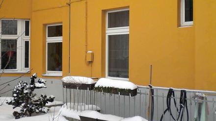 In Charlottenburg ist eine Frau festgenommen worden, die im Verdacht steht, ihr Kind aus dem Fenster geworfen zu haben.