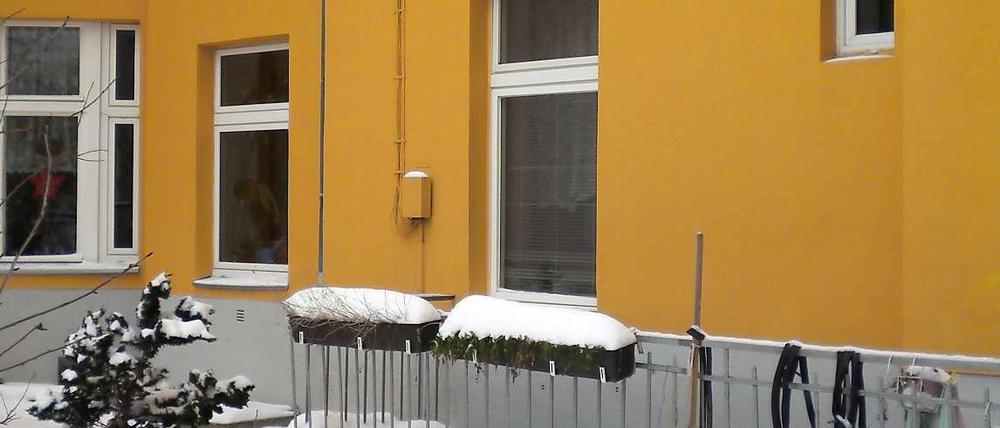 In Charlottenburg ist eine Frau festgenommen worden, die im Verdacht steht, ihr Kind aus dem Fenster geworfen zu haben.