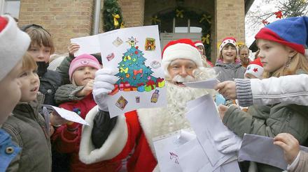 Der Weihnachtsmann hat auch dieses Jahr viel zu tun. Aus 129 Ländern haben ihm Kinder Briefe nach Himmelpfort geschrieben.