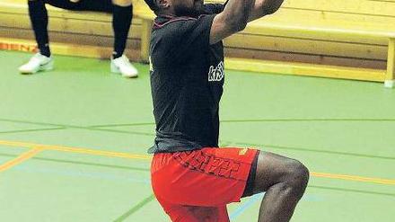 Magic Mac. Unions Macchambes Younga-Mouhani fand gestern nach den Turbulenzen der vergangenen Tage Ablenkung beim Basketball. Foto: Koch