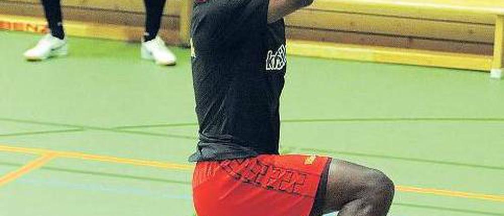Magic Mac. Unions Macchambes Younga-Mouhani fand gestern nach den Turbulenzen der vergangenen Tage Ablenkung beim Basketball. Foto: Koch