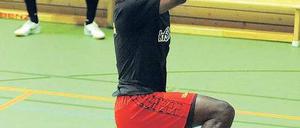 Magic Mac. Unions Macchambes Younga-Mouhani fand gestern nach den Turbulenzen der vergangenen Tage Ablenkung beim Basketball. Foto: Koch