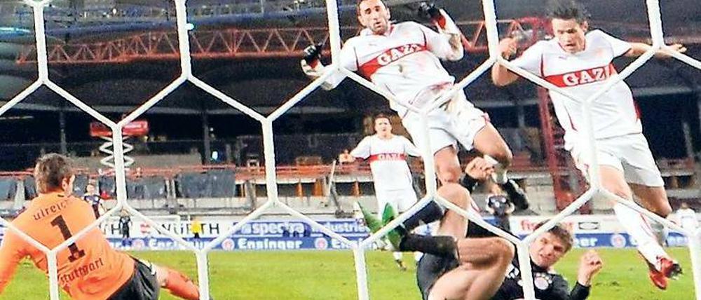 Noch ein Tor gegen Stuttgart. Bayerns Thomas Müller setzt sich durch und lenkt den Ball zum 2:0 ins Netz. Foto: dpa