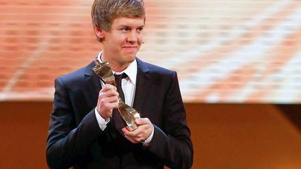 Sebastian Vettel mit der Trophäe.