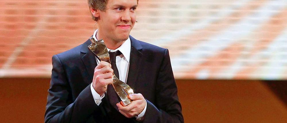 Sebastian Vettel mit der Trophäe.
