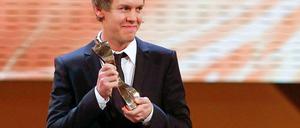 Sebastian Vettel mit der Trophäe.
