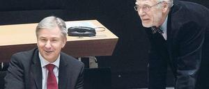Gut gelaunt. Der in Umfragen führende Klaus Wowereit, hier mit Senator Zöllner, zeigte sich gestern ebenso fleißig wie fröhlich. Foto: Peters
