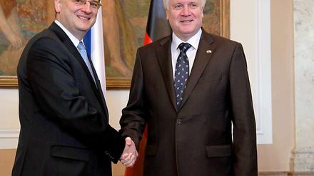 Händeschütteln für die Kamera. Seehofer und Necas.