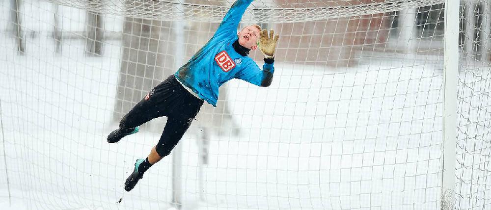 Bekanntes Flugobjekt. Sascha Burchert hat gegen Aue so überzeugt, dass er wohl auch in Augsburg wieder im Tor steht.Foto: Matthias Koch