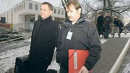 Vor Gericht. Harry Wörz (r.) und sein Anwalt Hubert Gorka am Mittwoch.
