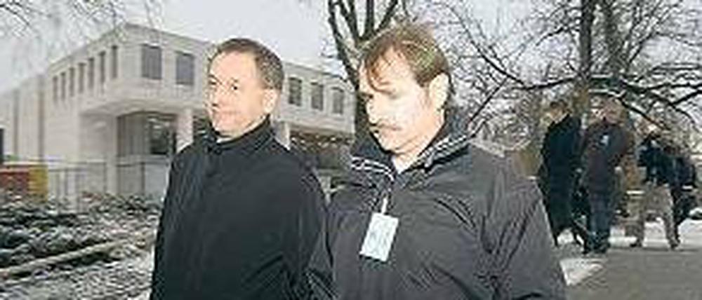Vor Gericht. Harry Wörz (r.) und sein Anwalt Hubert Gorka am Mittwoch.