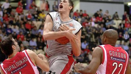Mein Ball gehört mir. Center Tibor Pleiss (Mitte) von den Baskets Bamberg.