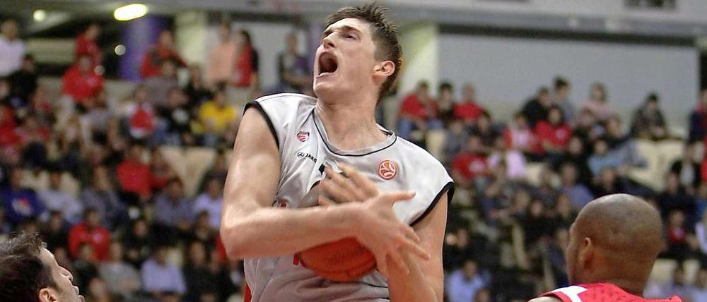 Mein Ball gehört mir. Center Tibor Pleiss (Mitte) von den Baskets Bamberg.