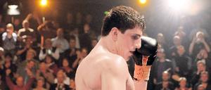 Halb in Deckung. Marco Huck verteidigt seinen WM-Titel gegen den starken Russen Denis Lebedjew. Foto: ddp