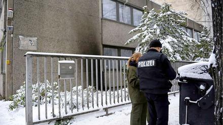 Polizisten vor dem islamischen Kulturzentrum in der Ordensmeisterstraße.