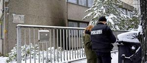 Polizisten vor dem islamischen Kulturzentrum in der Ordensmeisterstraße.