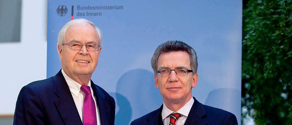 Zwei Männer - ein Bericht: Bundesinnenminister Thomas de Maiziere (CDU; r.) und der Vorsitzende der Werthebach-Kommission, Eckart Werthebach.