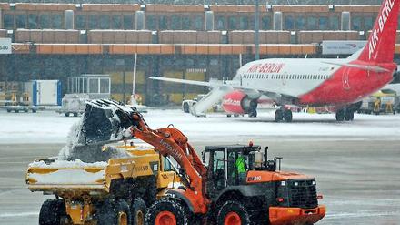 Das Schnee räumen war kein Problem in Tegel, wohl aber die ausreichende Versorgung von Air Berlin, Lufthansa und Co. mit Enteisungsmittel.