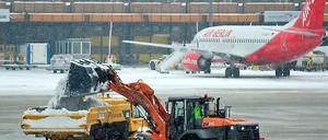 Das Schnee räumen war kein Problem in Tegel, wohl aber die ausreichende Versorgung von Air Berlin, Lufthansa und Co. mit Enteisungsmittel.