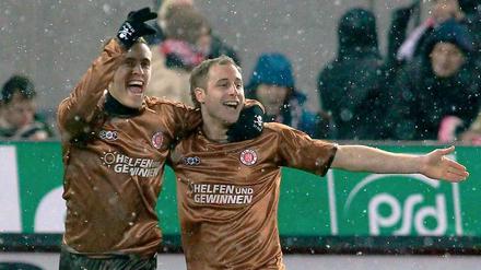 Max Kruse (l.) und Matthias Lehmann feiern den Sieg St. Paulis.