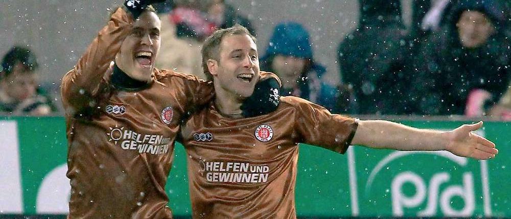  Max Kruse (l.) und Matthias Lehmann feiern den Sieg St. Paulis.