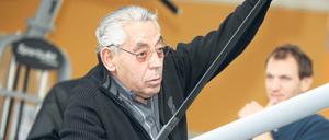 Hartes Training. Orazio Giamblanco muss regelmäßig zur Krankengymnastik. Jede Bewegung kostet ihn Kraft. Physiotherapeut Tino Czerlinski ist beeindruckt von Giamblancos ungebrochenem Willen. 