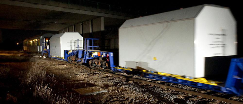 Ein mit Castorbehältern beladener Güterzug bei der Abfahrt aus Cadarache in Frankreich.
