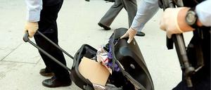 Der gesprengte Koffer enthielt nur Kleidung und Spielzeug. 