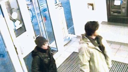 Finale Filiale. Das Polizeifoto zeigt eine Videoaufzeichnung der mutmaßlichen Räuber von Karlsruhe beim Betreten der Bank. Danach kam es in der Innenstadt zur tödlichen Schießerei. Früher sollen die beiden bei ihren Raubzügen ausgesucht höflich gewesen sein.