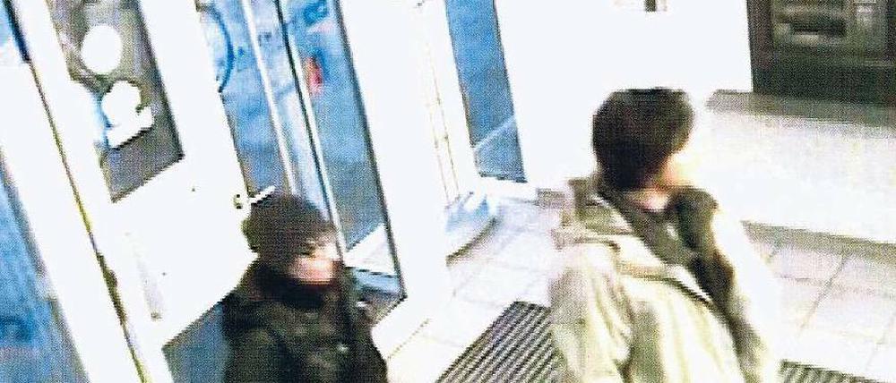 Finale Filiale. Das Polizeifoto zeigt eine Videoaufzeichnung der mutmaßlichen Räuber von Karlsruhe beim Betreten der Bank. Danach kam es in der Innenstadt zur tödlichen Schießerei. Früher sollen die beiden bei ihren Raubzügen ausgesucht höflich gewesen sein. 