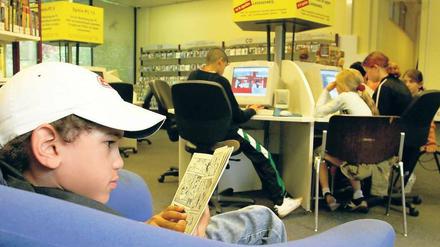 Spielen und lesen. In der Amerika-Gedenkbibliothek gibt es die Kinder- und Jugendabteilung „Hallescher Komet“. Zurzeit kann man dort an sechs Tagen der Woche Bücher ausleihen oder am Computer spielen.