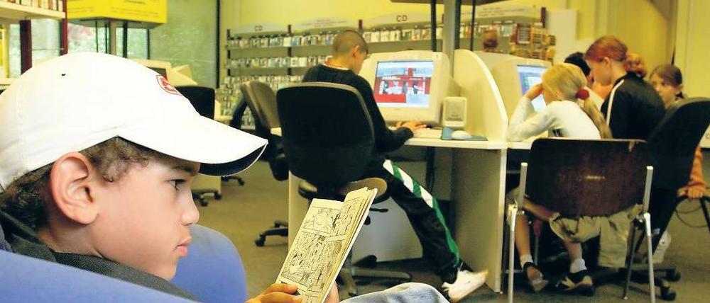 Spielen und lesen. In der Amerika-Gedenkbibliothek gibt es die Kinder- und Jugendabteilung „Hallescher Komet“. Zurzeit kann man dort an sechs Tagen der Woche Bücher ausleihen oder am Computer spielen. 
