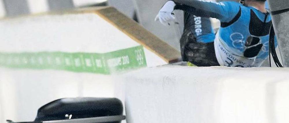 Tod auf der Bahn. Bei Olympia verunglückte Nodar Kumaritaschwili. Schon am nächsten Tag gingen die Rennen weiter. Foto: AFP