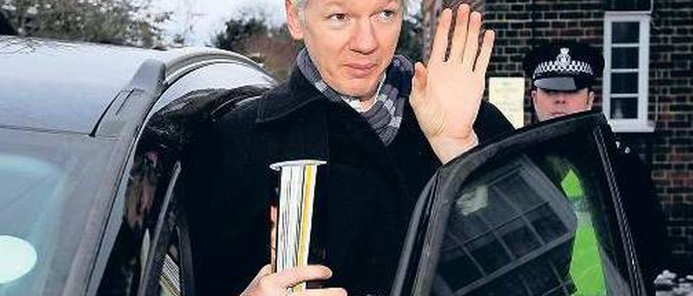„Wie Zensur bei uns im Westen funktioniert.“ Julian Assange meldet sich jeden Tag in der Polizeistation in Suffolk, wo er unter Hausarrest steht, und gibt Interviews. Foto: Reuters