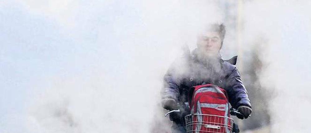 Qualm, Smog, Rauch. Radfahrer in Peking haben es nicht leicht. 