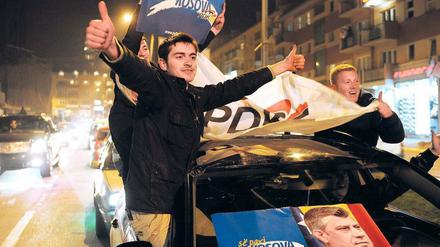 Auf der Überholspur. Anhänger von Premierminister Hashim Thaci feierten schon in der Nacht zum Montag den Wahlsieg, obwohl Ergebnisse noch gar nicht vorlagen. 