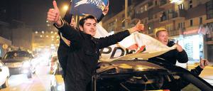 Auf der Überholspur. Anhänger von Premierminister Hashim Thaci feierten schon in der Nacht zum Montag den Wahlsieg, obwohl Ergebnisse noch gar nicht vorlagen.