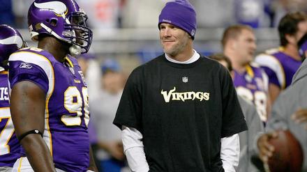 Ungewohntes Bild: Brett Favre (r.) in Zivil, während seine Kollegen gegen die New York Giants ranmüssen.
