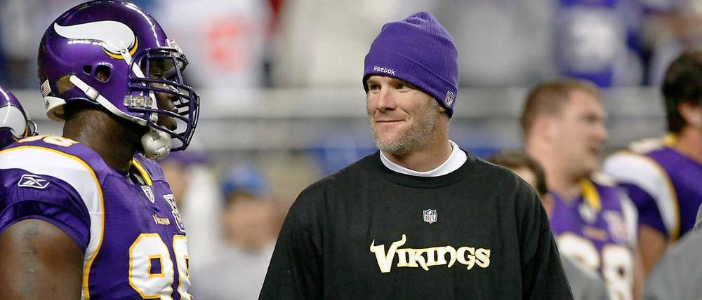 Ungewohntes Bild: Brett Favre (r.) in Zivil, während seine Kollegen gegen die New York Giants ranmüssen.