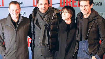 Vier für Drei. Im Kino Delphi präsentierten Regisseur Tom Tykwer (re.) und die Schauspieler Devid Striesow (li.), Sebastian Schipper und Sophie Rois ihren neuen Film. Foto: Peter/Reuters