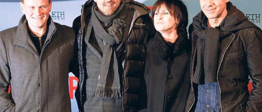 Vier für Drei. Im Kino Delphi präsentierten Regisseur Tom Tykwer (re.) und die Schauspieler Devid Striesow (li.), Sebastian Schipper und Sophie Rois ihren neuen Film. Foto: Peter/Reuters