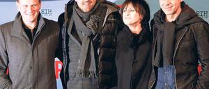 Vier für Drei. Im Kino Delphi präsentierten Regisseur Tom Tykwer (re.) und die Schauspieler Devid Striesow (li.), Sebastian Schipper und Sophie Rois ihren neuen Film. Foto: Peter/Reuters
