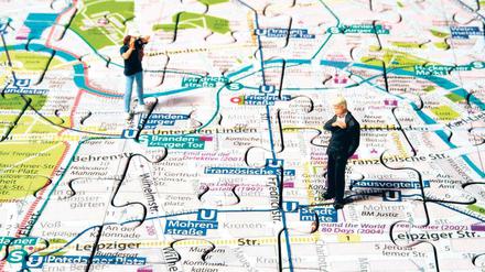 Das Berlin-Puzzle verziert mit Miniaturtouristen aus Kunststoff. So stellen die "Puzzlemap Berlin"-Macher ihr Produkt vor.