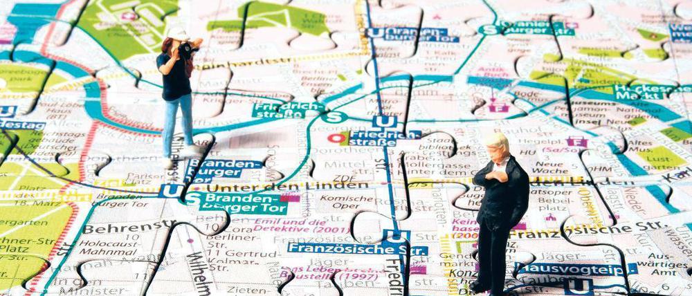 Das Berlin-Puzzle verziert mit Miniaturtouristen aus Kunststoff. So stellen die "Puzzlemap Berlin"-Macher ihr Produkt vor.
