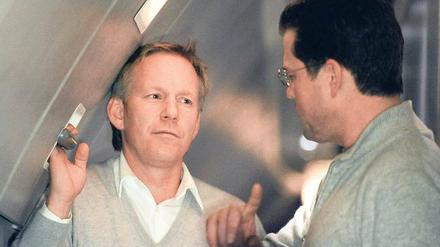 Im Flugzeug nach Kabul: Moderator Kerner (l.) und Minister Guttenberg Foto: dpa