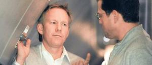 Im Flugzeug nach Kabul: Moderator Kerner (l.) und Minister Guttenberg Foto: dpa