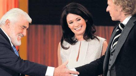 Blick zurück, ohne Zorn. Thomas Gottschalk begrüßt die Schauspieler Mario Adorf und Iris Berben. Vorher führte der Entertainer ein Gespräch mit dem Vater des bei Wetten, dass…?“ verunglückten Samuel Koch. Fast sieben Millionen Zuschauer waren dabei.Foto:dpa