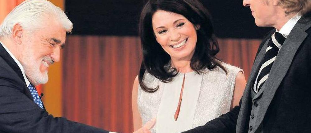 Blick zurück, ohne Zorn. Thomas Gottschalk begrüßt die Schauspieler Mario Adorf und Iris Berben. Vorher führte der Entertainer ein Gespräch mit dem Vater des bei Wetten, dass…?“ verunglückten Samuel Koch. Fast sieben Millionen Zuschauer waren dabei.Foto:dpa