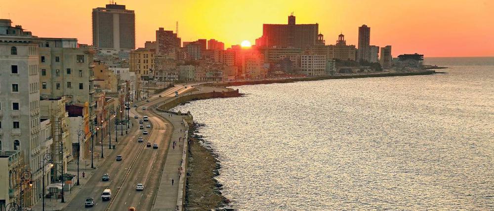 Sonnenuntergang am Malecon. Die Uferpromenade in Havanna. Foto: dpa